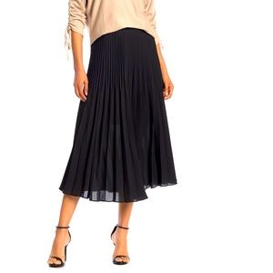 Pleated midi black skirt